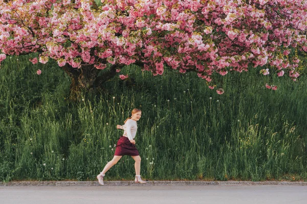 Vår Bild Blommande Sakura Kid Flicka Som Leker Med Dekorativa — Stockfoto