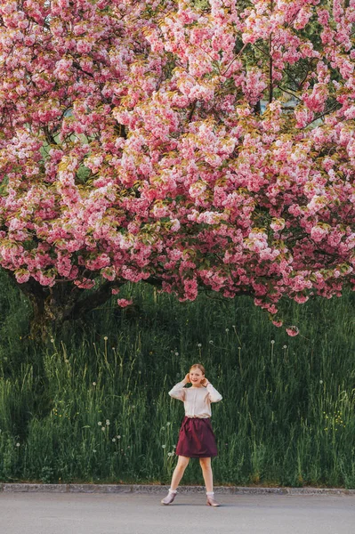 Immagine Primaverile Sakura Fiorita Ragazza Che Gioca Con Ciliegio Decorativo — Foto Stock