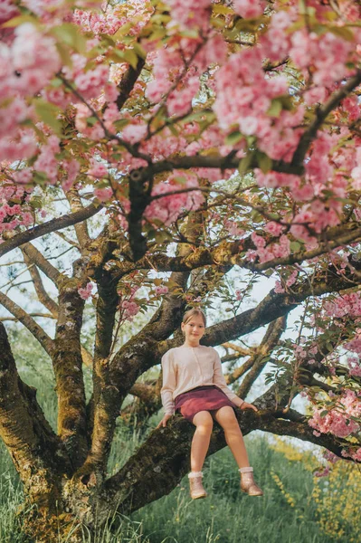 Spring Image Blooming Sakura Kid Girl Playing Decorative Cherry Tree — Stock Photo, Image