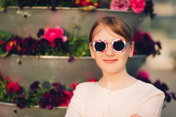 Retrato Niña Linda Con Gafas Sol Vintage Posando Aire Libre —  Fotos de Stock