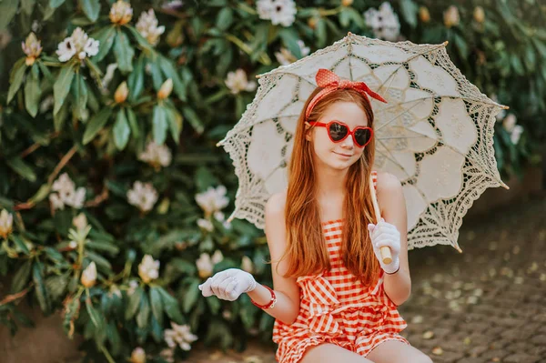 Lustiges Kleines Mädchen Mit Kariertem Spielanzug Herzförmiger Sonnenbrille Weißen Handschuhen — Stockfoto