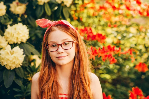 Nahaufnahme Porträt Des Entzückenden Rothaarigen Mädchens Mit Brille Helles Sommerbild — Stockfoto
