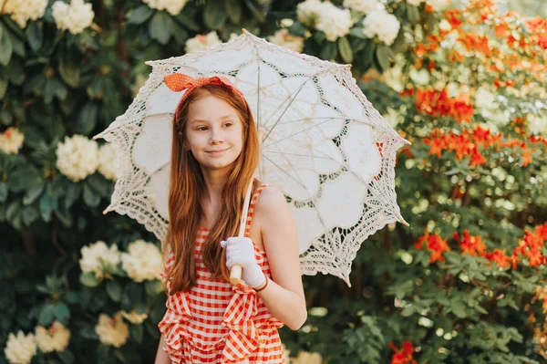 Divertente Bambina Con Indosso Una Tuta Ginnastica Gingham Guanti Bianchi — Foto Stock