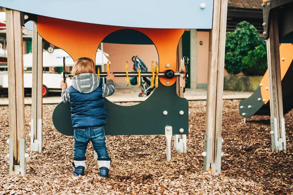 Bonito Menino Criança Divertindo Parque Infantil Dia Tempo Frio Visão — Fotografia de Stock