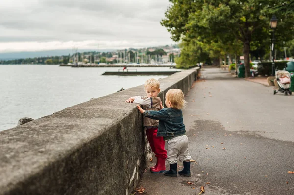 Toddler Boys Playing Lake Wearing Rain Boots — Stock Photo, Image
