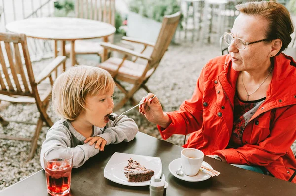 Büyükanne Küçük Çocuk Açık Kafede Birlikte Vakit Geçiriyorlar Çikolatalı Pasta — Stok fotoğraf