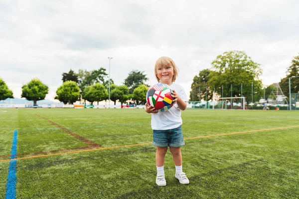 Divertido Niño Pequeño Jugando Campo Fútbol Bola Colores Fríos Vistiendo —  Fotos de Stock