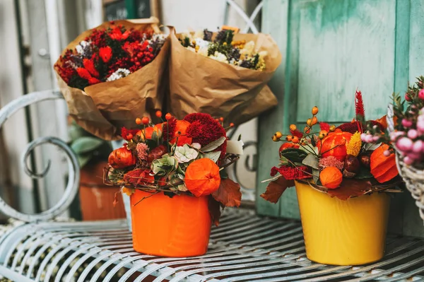 Kolorowe Jesienne Bukiety Kwiatów Ozdobione Kasztanem Dynią — Zdjęcie stockowe