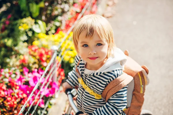 かわいい小さな幼児の女の子の屋外の肖像画 自転車に乗って バックパックを着て — ストック写真