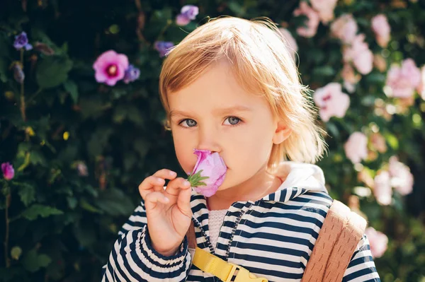 Outdoor Portret Van Schattige Peuter Meisje Ruiken Bloem — Stockfoto