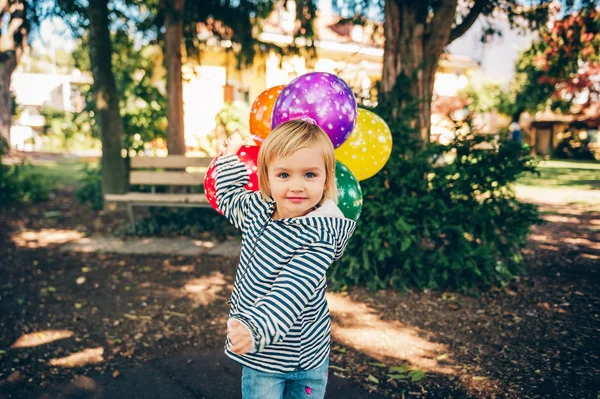 Funny Niña Jugando Con Globos Colores Patio —  Fotos de Stock