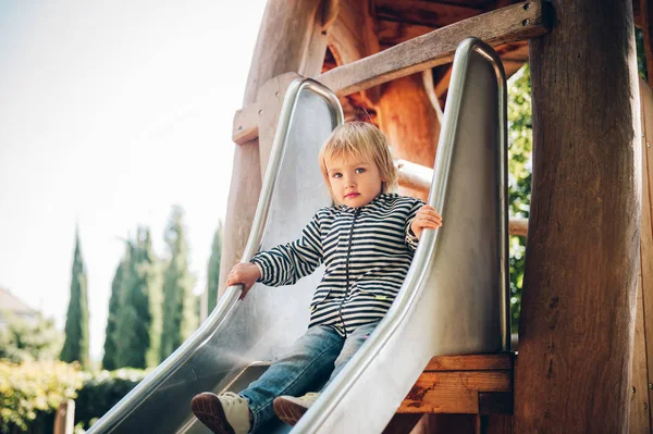 Venkovní Portrét Šťastného Batole Dívka Hraje Hřišti Aktivní Dítě Baví — Stock fotografie