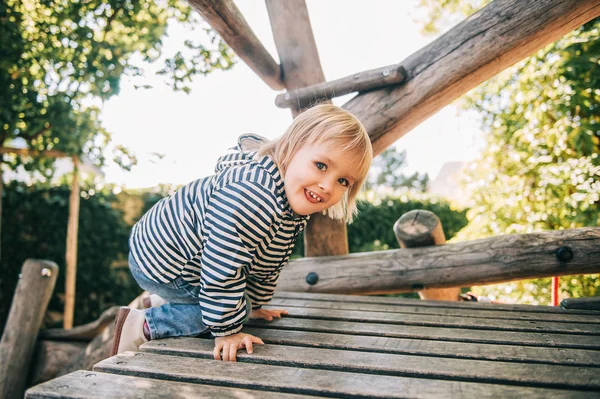 Portrait Extérieur Une Jeune Fille Heureuse Jouant Sur Une Aire — Photo