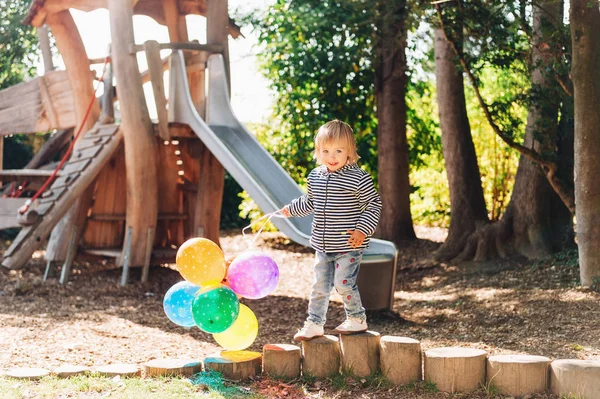 Смешная Девочка Играет Разноцветными Воздушными Шарами Детской Площадке — стоковое фото