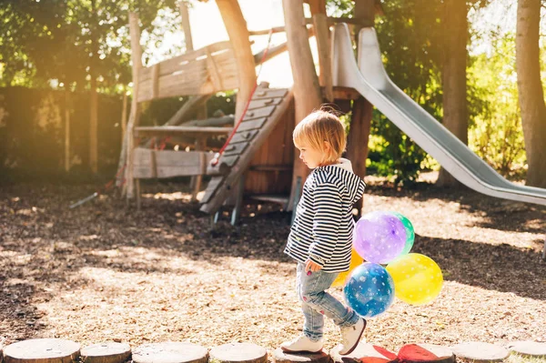 Zabawna Dziewczynka Bawiąca Się Kolorowymi Balonami Placu Zabaw — Zdjęcie stockowe