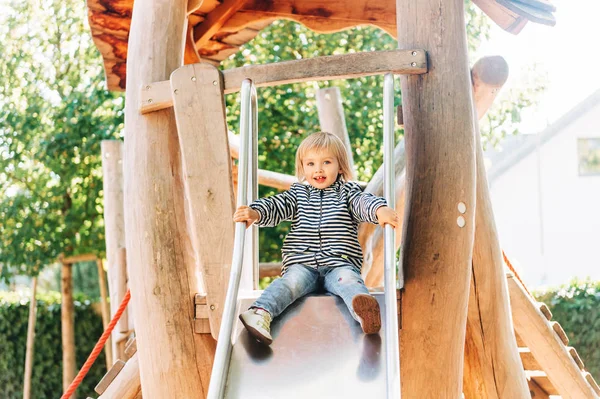 遊び場で遊んでいる幸せな幼児の女の子の屋外の肖像画 子供公園で楽しんでいるアクティブな子供 — ストック写真