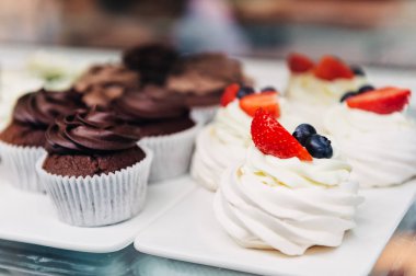 Pastanede çikolatalı kek ve kremalı tatlı satan bir dükkan. 