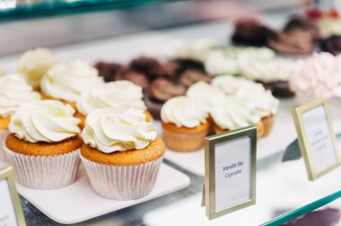 Vanilyalı kekler ve pastane vitrinleri