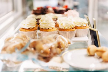 Vanilyalı kekler ve pastane vitrinleri