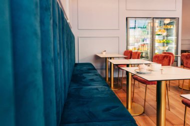 Konforlu ve şık bir çay salonu ve fırının iç mekanı.