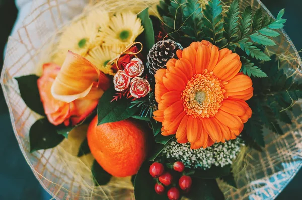 Kerst Bloemboeket Oranje Gele Bloemen Met Dennen Kaarsen Kleine Cadeaudecoratie — Stockfoto