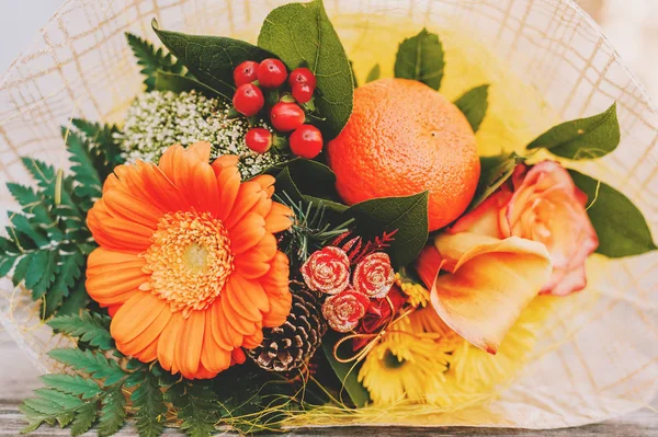 Ramo Flores Navidad Flores Naranjas Amarillas Con Pino Vela Pequeña — Foto de Stock