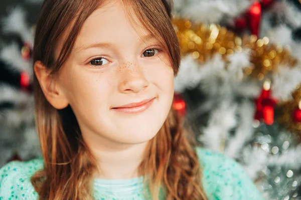 Ritratto Natalizio Adorabile Bambina Con Albero Natale Bianco Sfondo — Foto Stock
