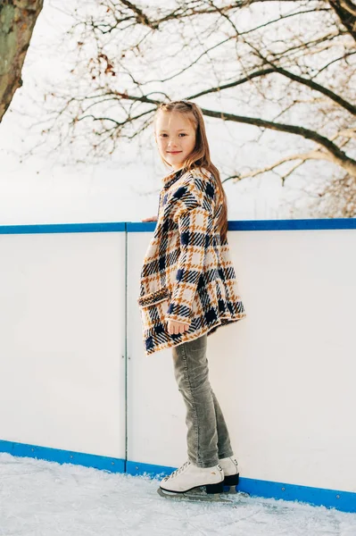 Retrato Livre Menina Bonito Passar Tempo Pista Patinação Diversão Inverno — Fotografia de Stock