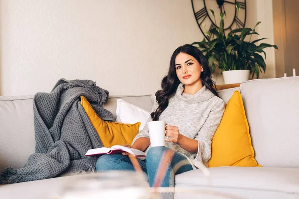 Junge Schöne Frau Die Sich Auf Einem Sofa Ausruht Tee — Stockfoto