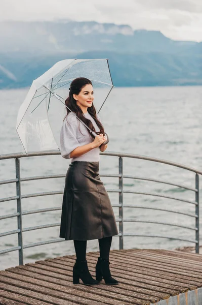 雨下年轻女子的户外肖像 手持雨伞 时尚造型 — 图库照片