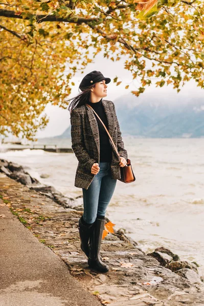 Outdoor Ganzkörper Mode Porträt Der Jungen Schönen Modischen Frau Trägt — Stockfoto