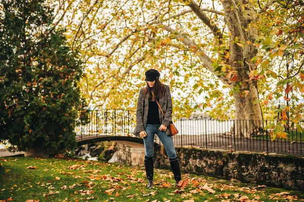 Outdoor Full Body Fashion Portret Van Jonge Mooie Modieuze Vrouw — Stockfoto