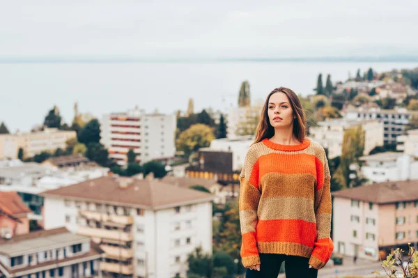 Portret Pięknej Młodej Kobiety Ubranej Ciepły Pulower Pozującej Tle Miasta — Zdjęcie stockowe