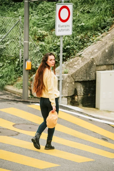 Outdoor Portret Van Mooie Jonge Vrouw Oversteken Weg — Stockfoto