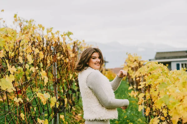 Осенний Портрет Счастливой Молодой Женщины Наслаждающейся Прекрасным Днем Виноградниках Сером — стоковое фото
