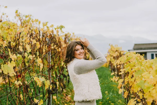 Jesienny Portret Szczęśliwej Młodej Kobiety Cieszącej Się Pięknym Dniem Winnicach — Zdjęcie stockowe