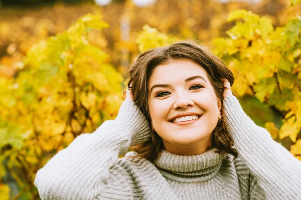 Retrato Otoño Joven Feliz Jardín Otoño Imagen Cerca — Foto de Stock