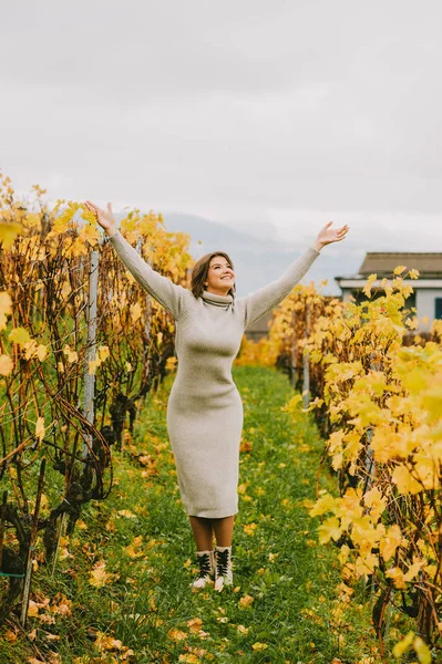 Осенний Портрет Счастливой Молодой Женщины Наслаждающейся Прекрасным Днем Виноградниках Сером — стоковое фото