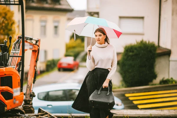 Stijlvolle Jonge Vrouw Onder Regen Met Kleurrijke Paraplu Warme Trui — Stockfoto