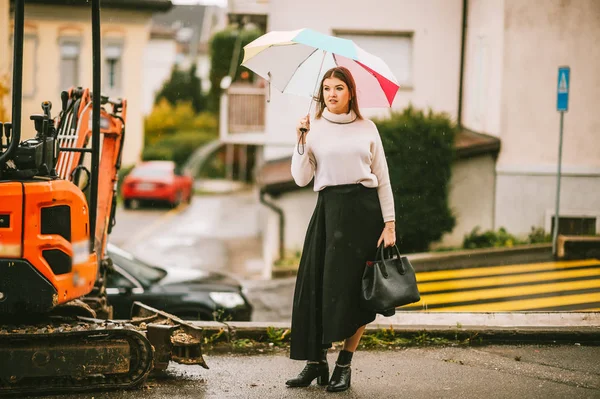 Stijlvolle Jonge Vrouw Onder Regen Met Kleurrijke Paraplu Warme Trui — Stockfoto