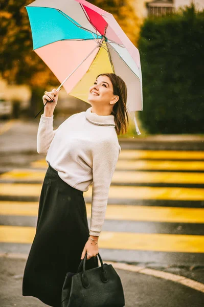 Elegante Mujer Joven Bajo Lluvia Sosteniendo Paraguas Colorido Usando Jersey — Foto de Stock