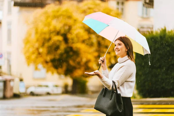 Стильная Молодая Женщина Дождем Держит Красочный Зонтик Носит Теплый Свитер — стоковое фото