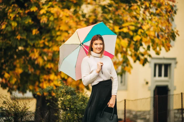 Elegante Giovane Donna Sotto Pioggia Che Tiene Ombrello Colorato Indossa — Foto Stock
