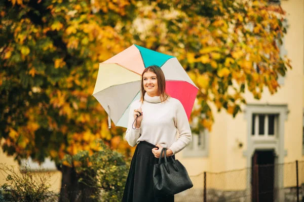 Elegante Mujer Joven Bajo Lluvia Sosteniendo Paraguas Colorido Usando Jersey — Foto de Stock