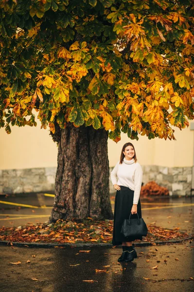 Stylische Junge Frau Die Unter Einem Leuchtend Orangen Kastanienbaum Steht — Stockfoto