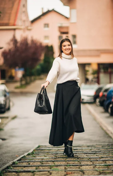 Ritratto Stile Street Outdoor Giovane Donna Moda Con Caldo Pullover — Foto Stock
