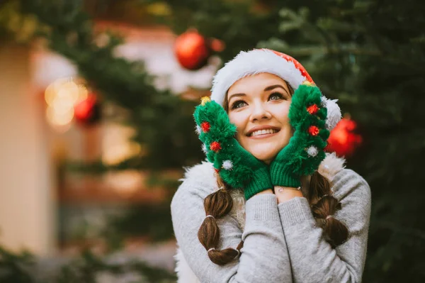 Retrato Festivo Jovem Feliz Posando Lado Fora Pela Árvore Natal — Fotografia de Stock