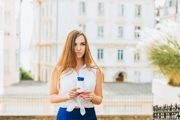 Retrato Romántico Una Hermosa Mujer Joven Posando Aire Libre Sosteniendo — Foto de Stock