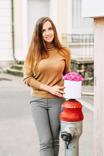 Außenporträt Der Schönen Jungen Frau Mit Einer Schachtel Mit Rosa — Stockfoto