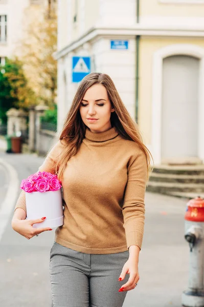 Retrato Aire Libre Hermosa Caja Espera Mujer Joven Con Rosas — Foto de Stock